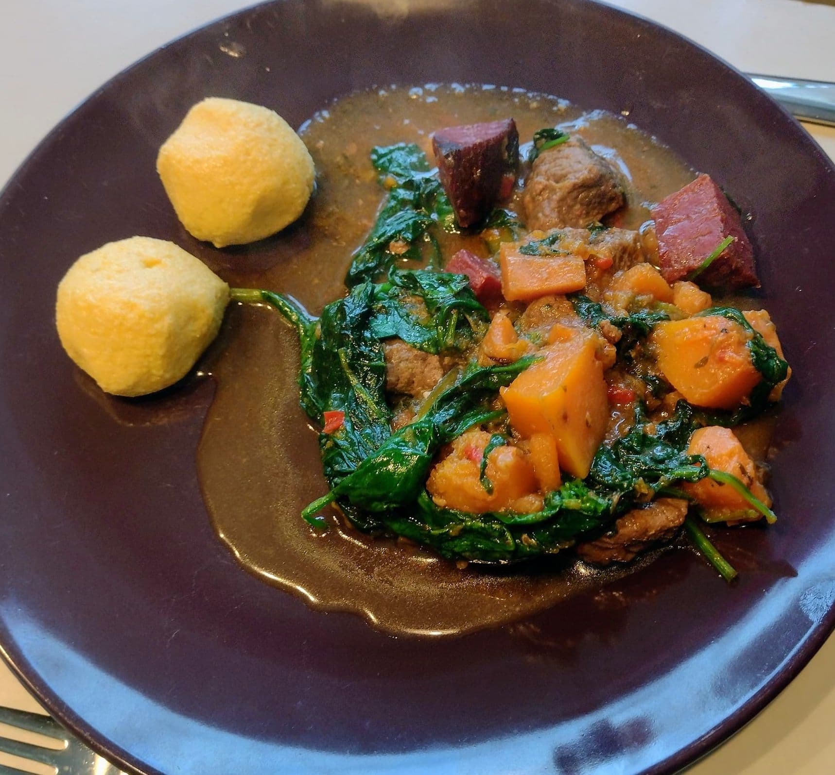 Antigua och Barbudas nationalrätt Fungee och pepperpot.