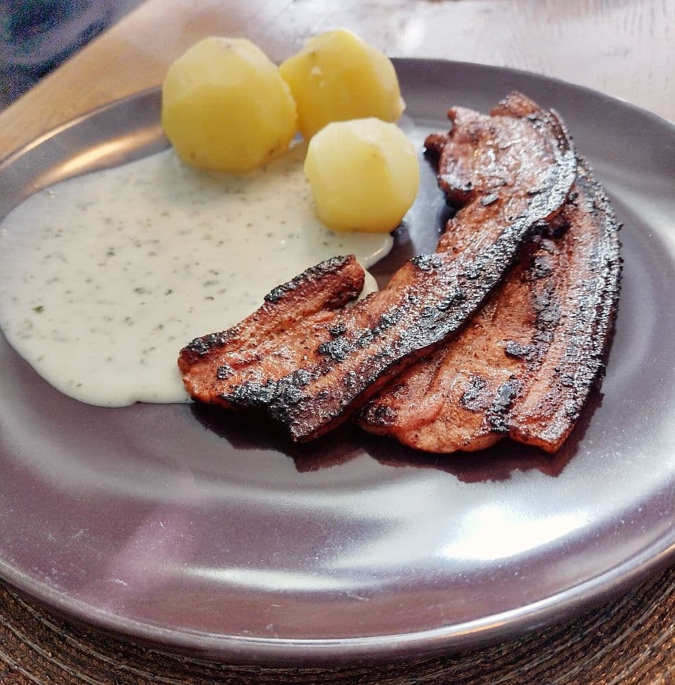 Danmarks nationalrätt Stekt flask med potatis och persiljesas.