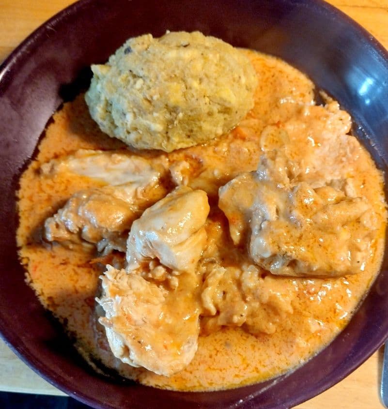 Elfenbenskustens nationalrätt Foutou och Sauce arachide Ivorienne.