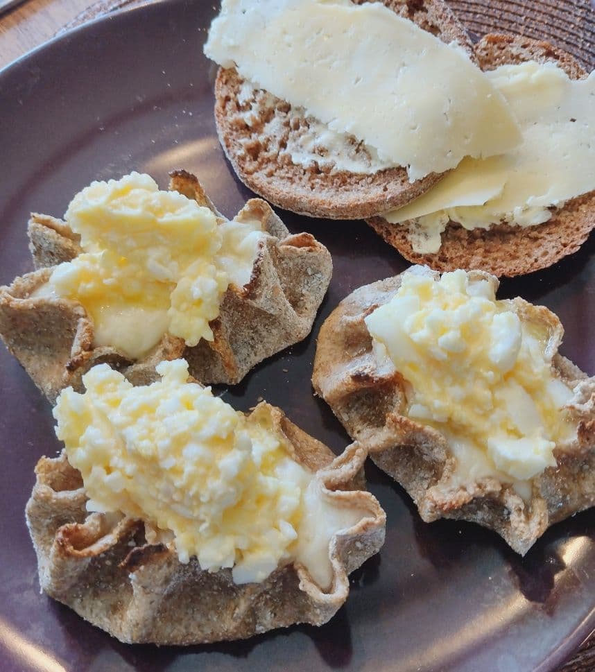 Finlands nationalrätt Karelska piroger och ragbrod.