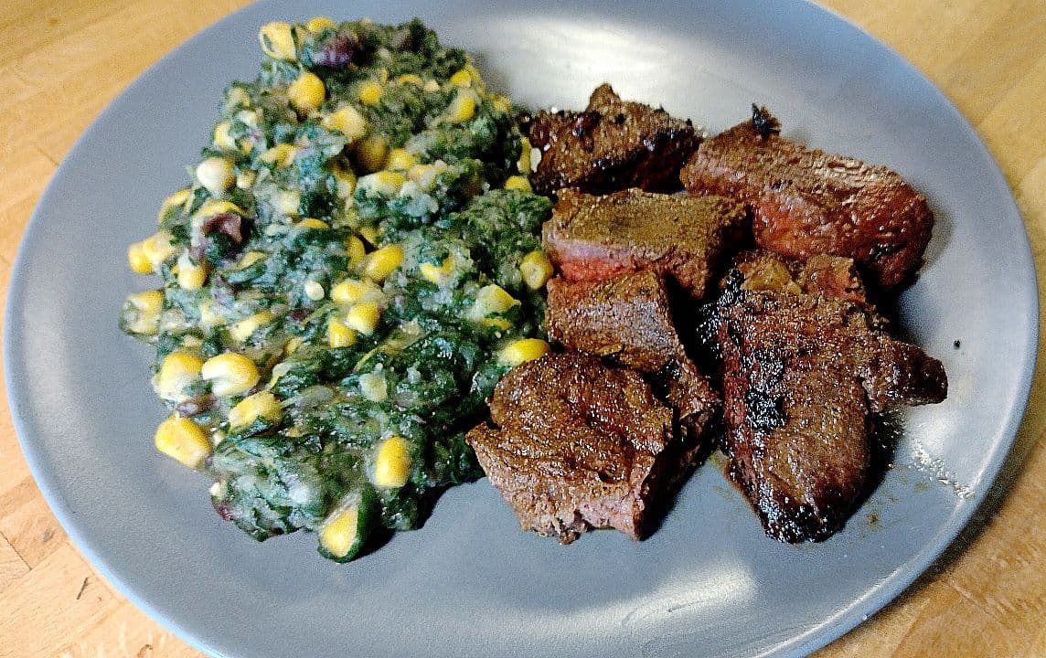 Kenyas nationalrätt Nyama Choma och Irio.