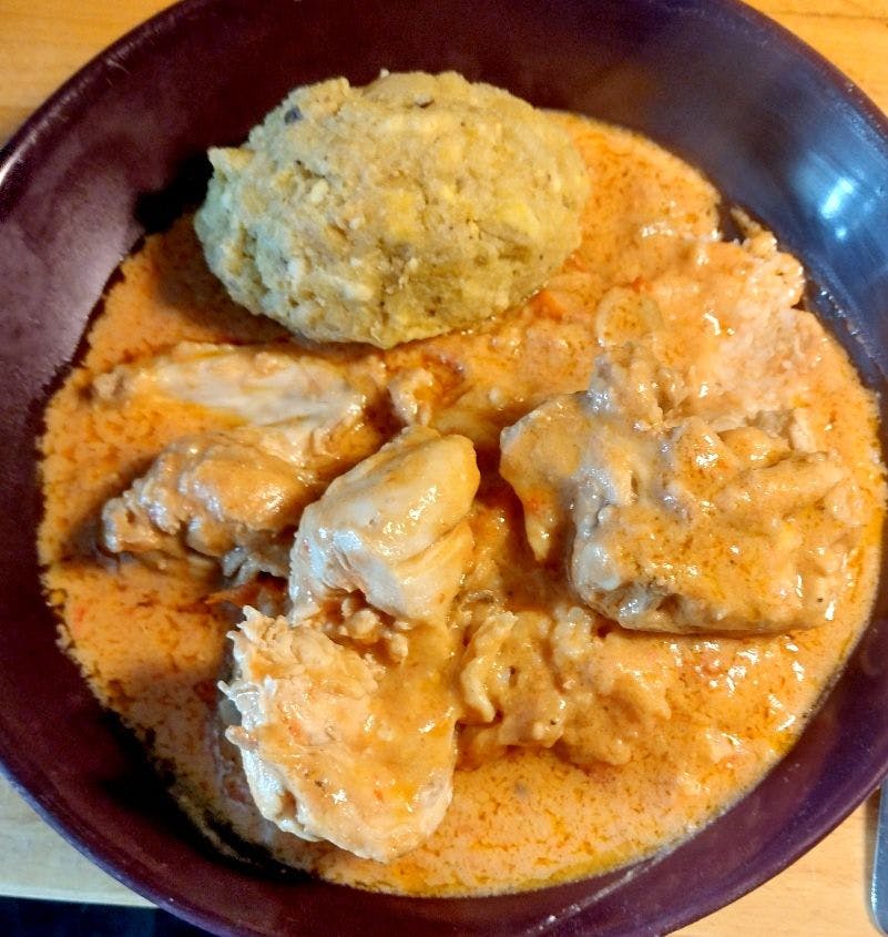 Elfenbenskustens nationalrätt Foutou och Sauce arachide Ivorienne.